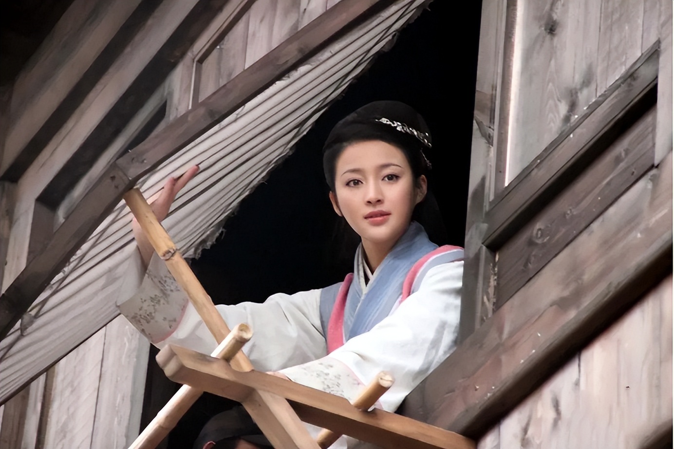 过气女明星窘况：街头卖唱、破产、卑微求工作，风光不再