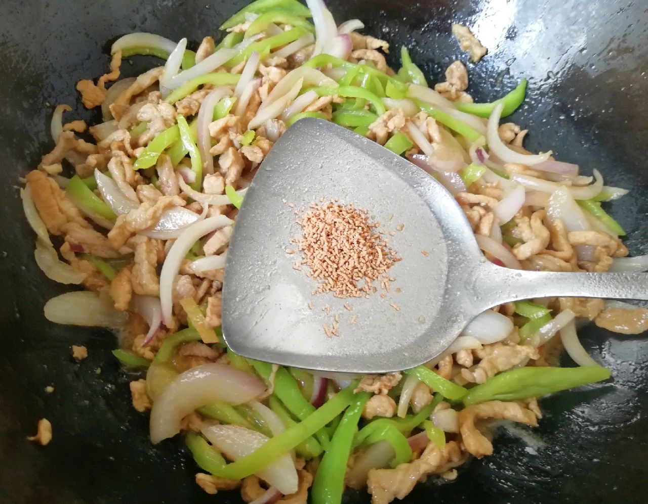 孜然肉片怎么做（教你做焦香脆口的孜然炒肉）