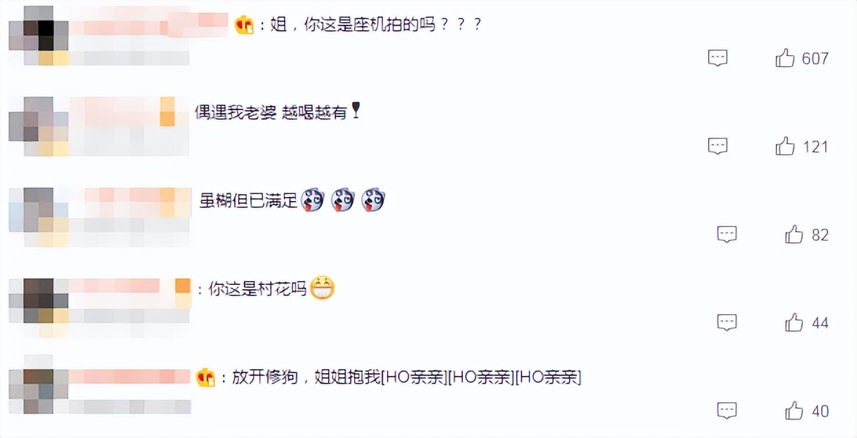 殷桃罕见晒素颜照，42岁穿吊带秀精致锁骨，脸上酒窝十分抢镜