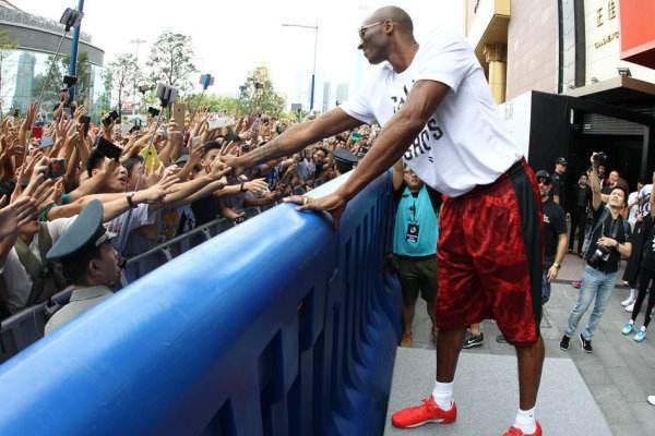 哪些女星被nba球员泡过(NBA赛场火辣女星！卡戴珊五妹亮眼，恩比德做了痴汉，示爱蕾哈娜)