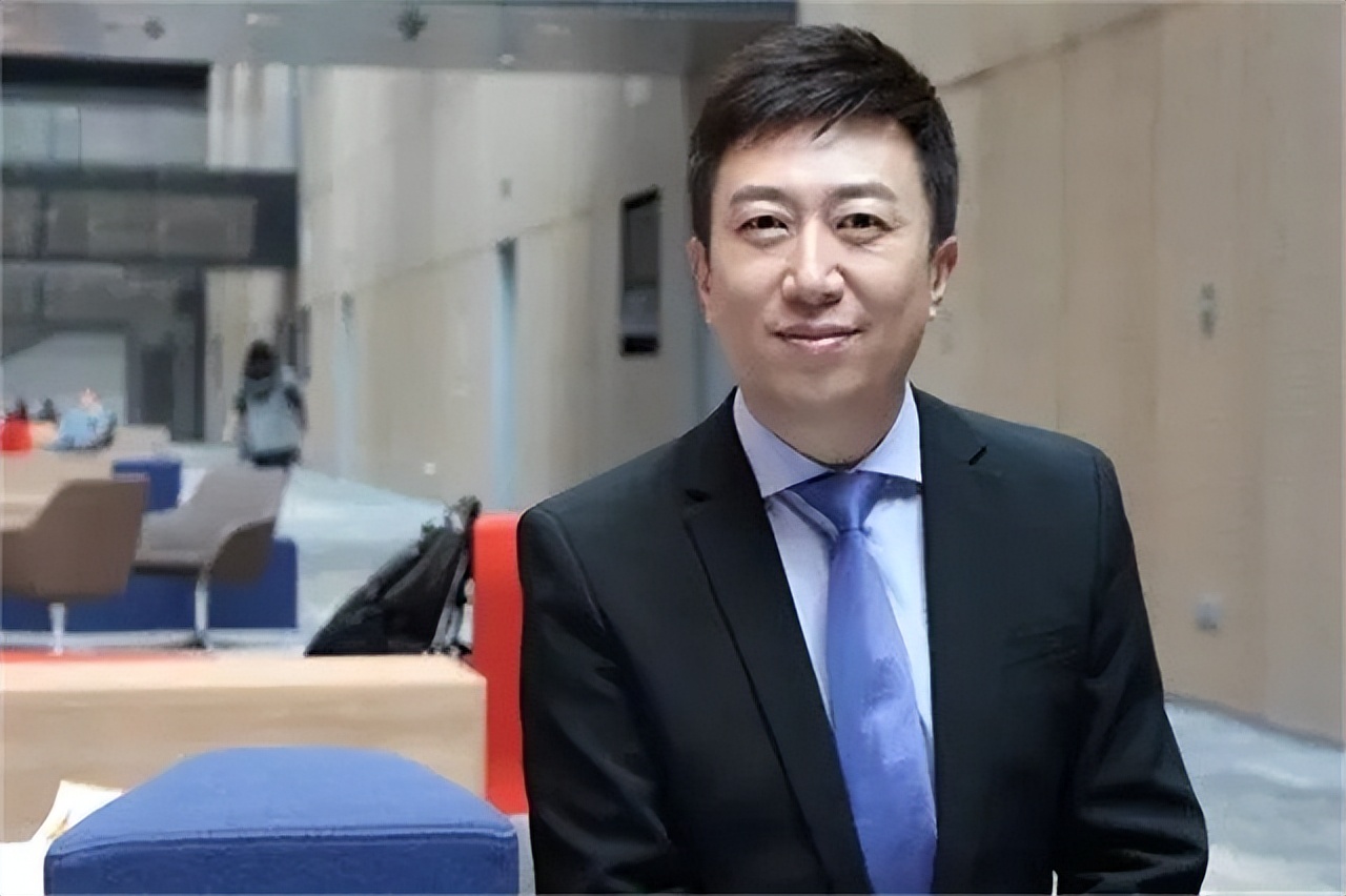 央视主持人陈伟鸿：55岁依然儒雅知性，一儿一女让人很羡慕