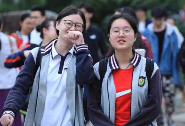 高考当天穿衣服也有讲究？老师建议别穿校服，原因不仅是防作弊