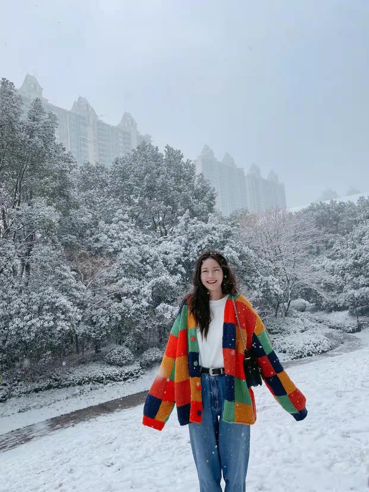 大雪天穿针织开衫配牛仔裤(大雪天穿针织开衫配牛仔裤图片)