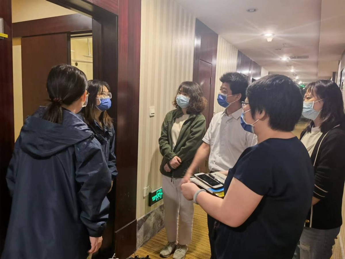 江西省人民医院红谷滩核酸采样队有序展开工作