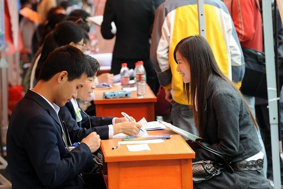 公务员未来可能转变为合同制，薪资会下调吗？22年考生需注意