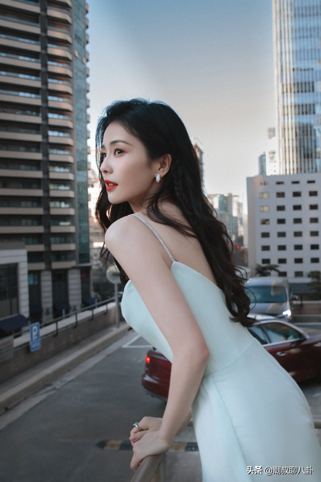 清纯可爱一面的白鹿，蓝色长裙太美了