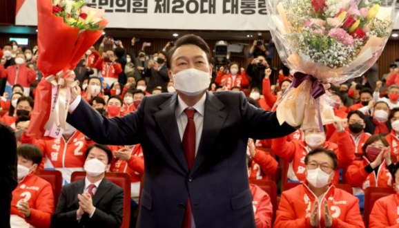 韩国大选启示录：挨打不立正，江山拱手送