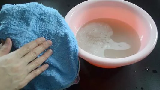 家庭毛巾脏了怎么洗，今天我教你一招，效果特别好……