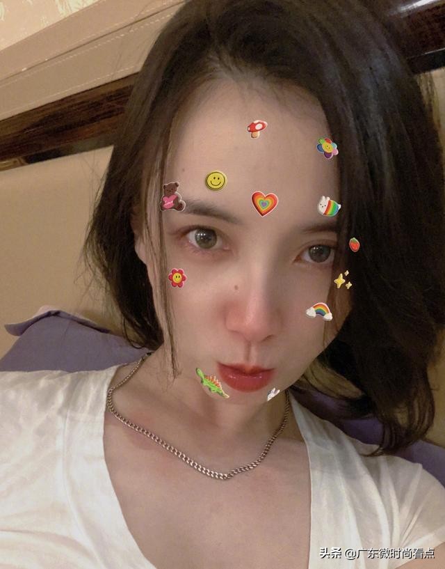 娱乐明星宋佳玩自拍，嘟嘟嘴不少见，少见的是戴浴帽