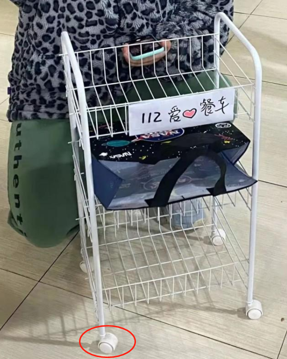 西北大学禁止学生食堂就餐，每个寝室派代表打饭，“饭桶”成亮点