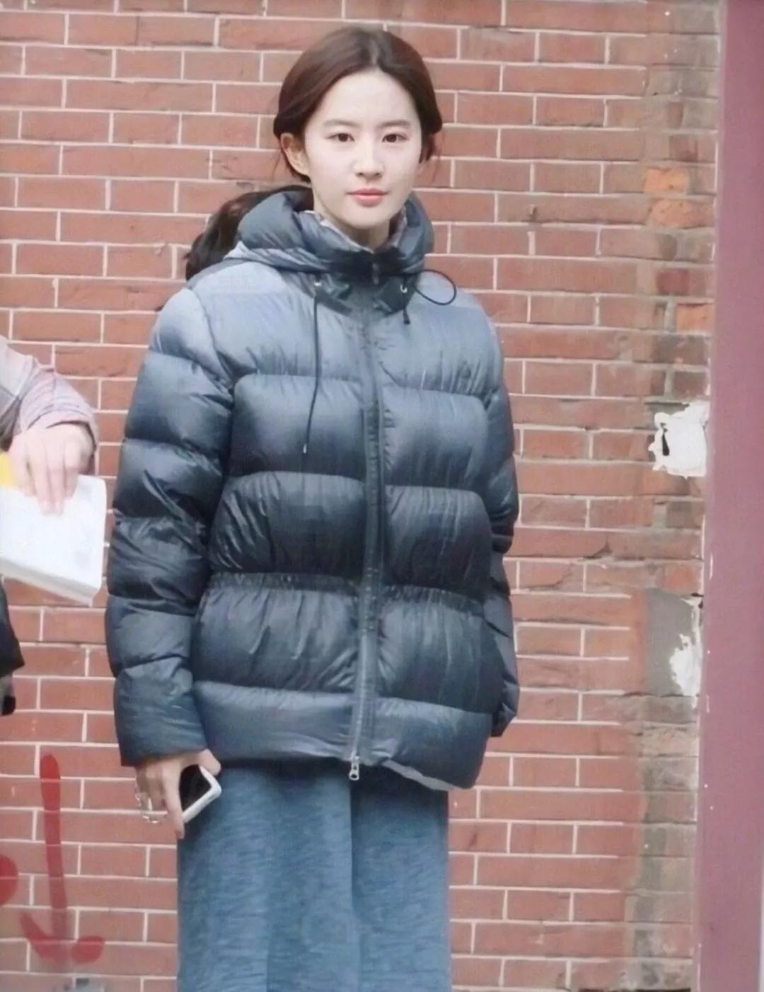 手机桌面，明星刘亦菲和古力娜扎