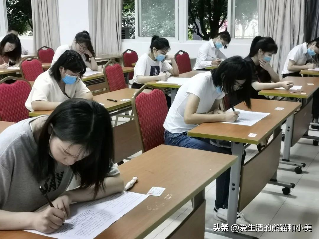 考研有三个专业竞争激烈，考的人数多，分数线还高，学校还有要求