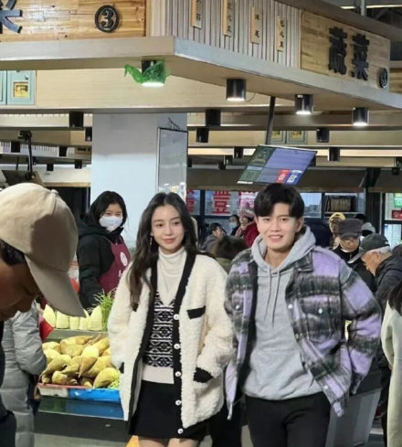 黄晓明卡点为儿子庆生后，baby助理晒照为小海绵庆生，好温馨