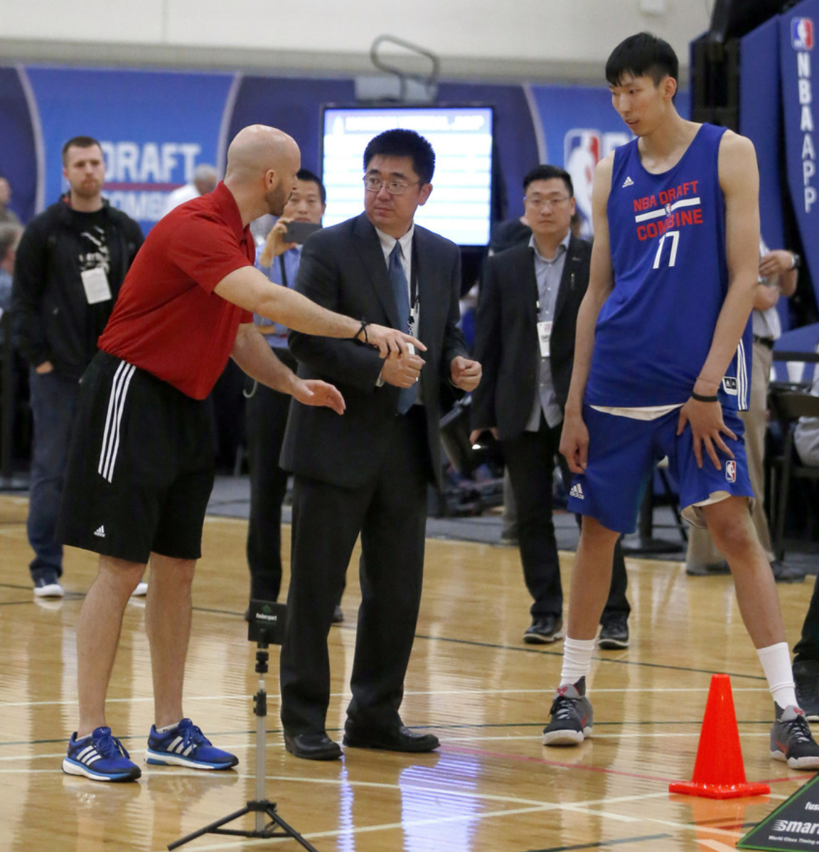 nba实训哪些项目(姚明、周琦和孙悦当年NBA联合试训都很成功，曾凡博概率几何？)