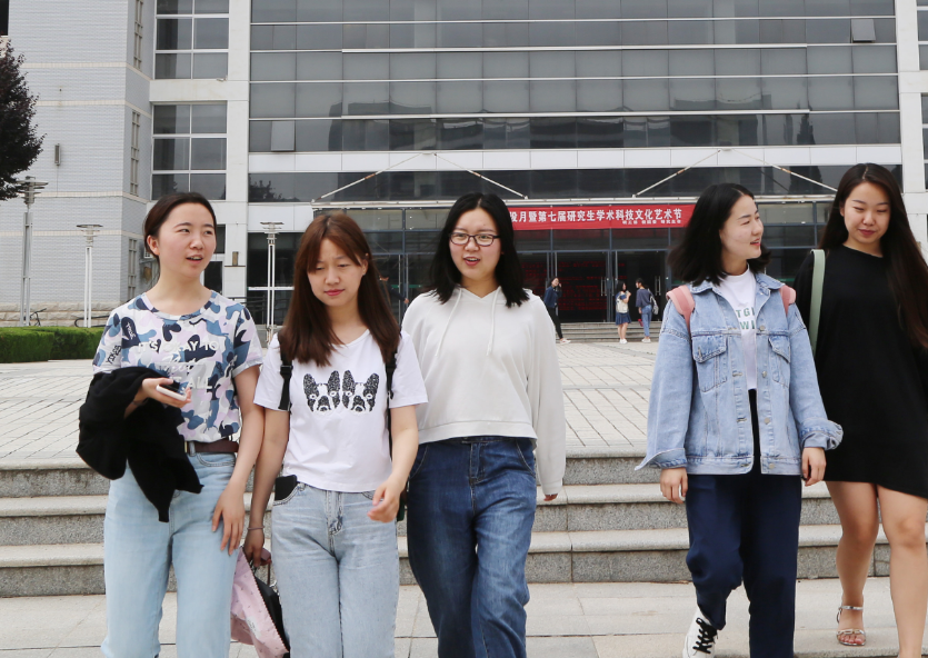 大学晚上要上课吗（女大学生在教室）