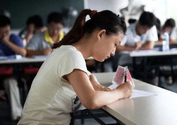 “考上编制，大家态度都变了”，这位大学生的经历，让人直呼真实