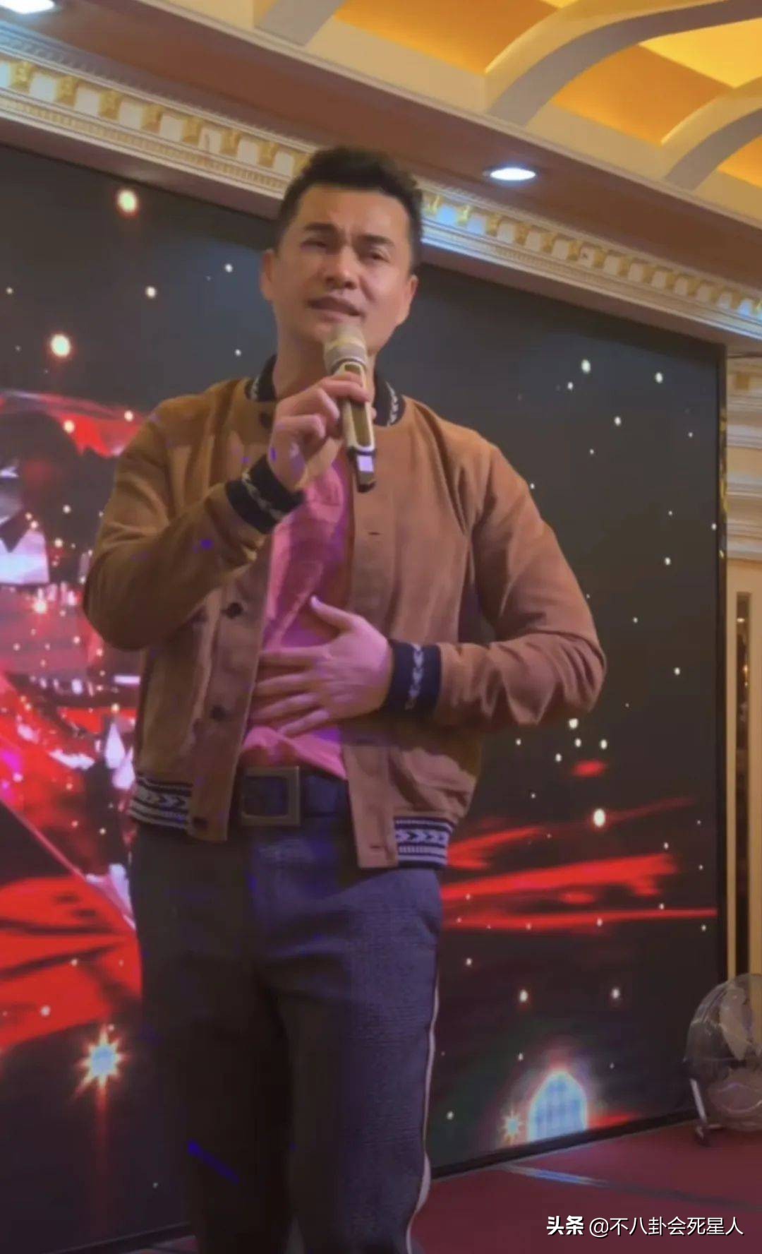 落魄商演，千元付费聊天，这些港星在内地表面缺钱，实际身家不菲