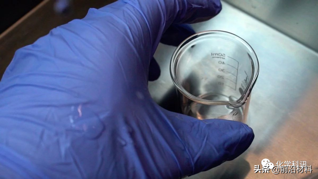 几滴漏在手套上的试剂，杀死了一名博士生导师