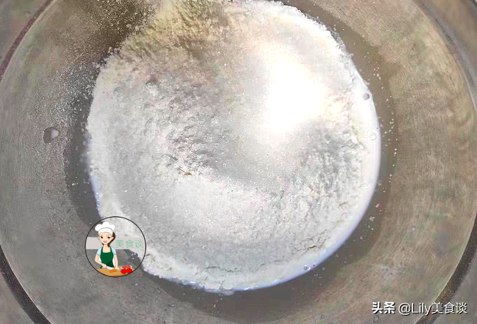 蒸馒头时，冷水还是沸水好？争议挺大，牢记4个关键点，暄软白胖