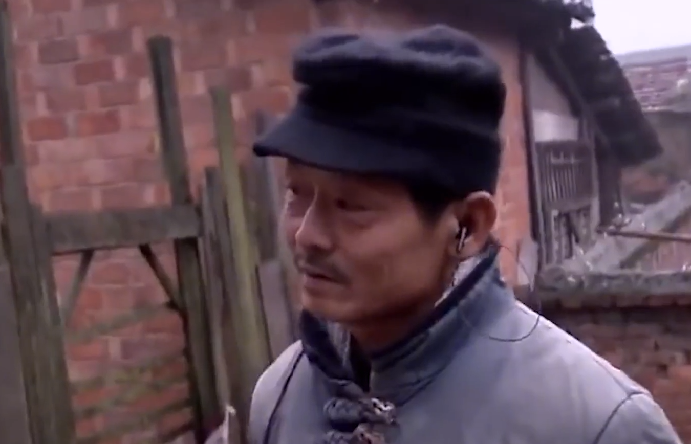 女大学生失恋后流落街头，和拾荒男人产下女婴，母亲泣不成声