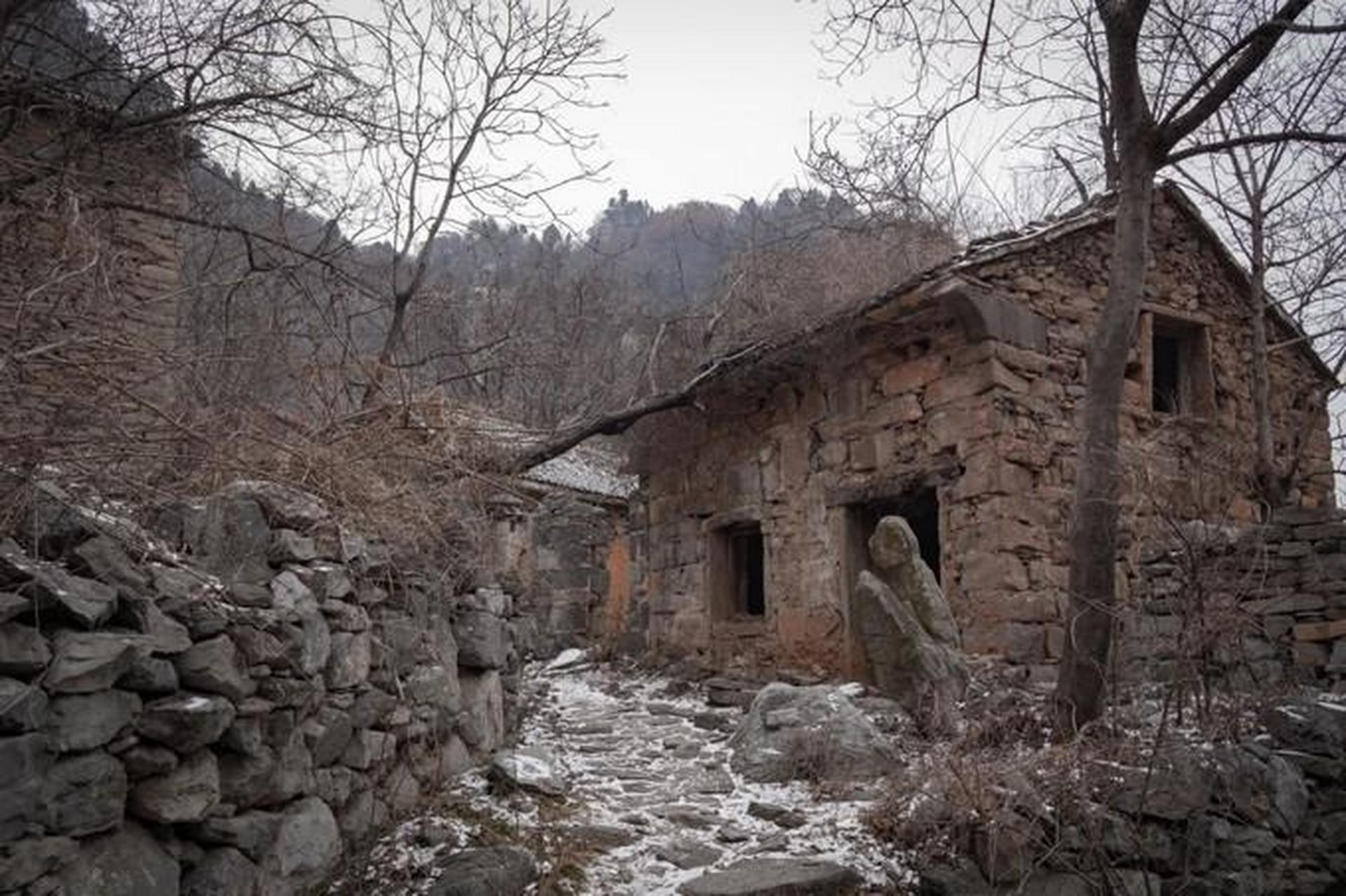 中国第一鬼村封门村真有灵异事件?网红夜闯鬼村,为何报警求救?