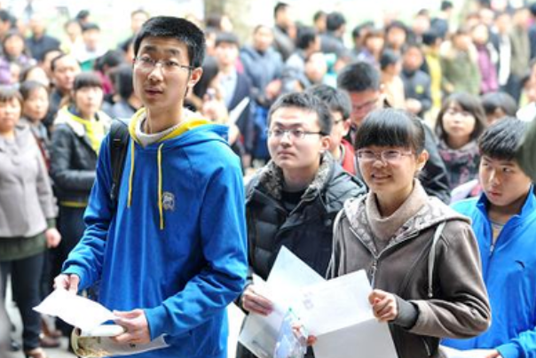 高中生370分，该参加高考还是走单招？过来人分析利弊幸亏选对了