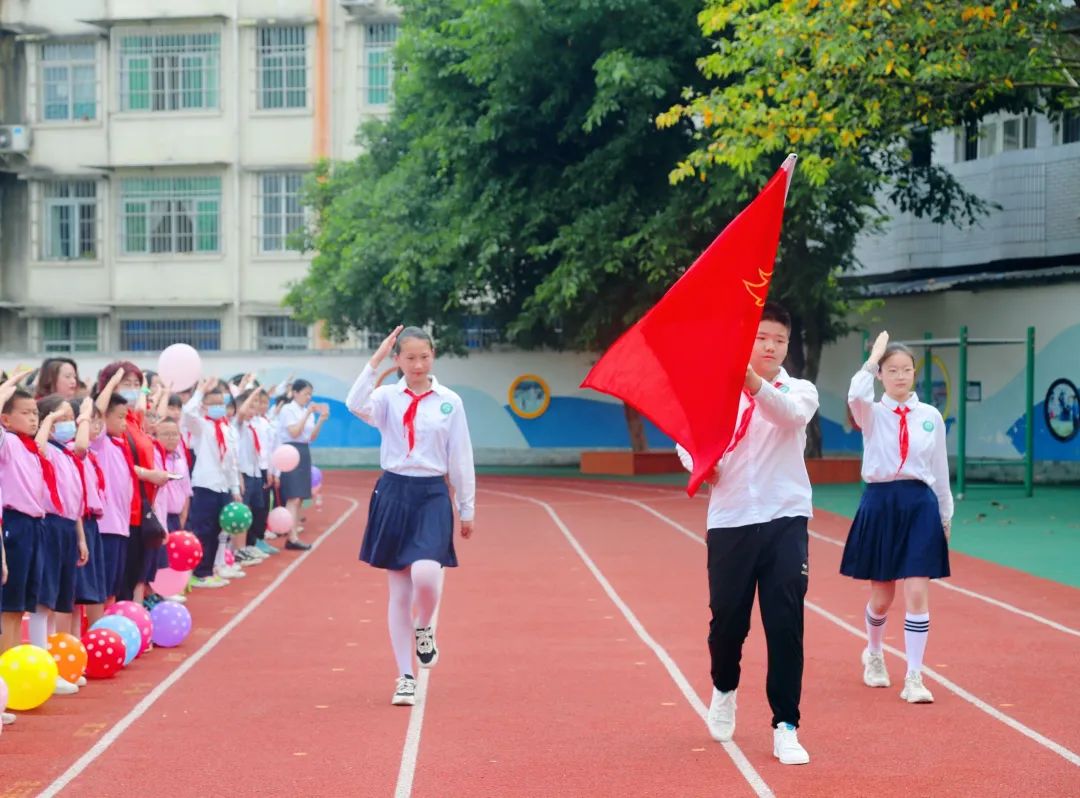 四川天府新区新兴小学举行2022年第一批新队员入队仪式