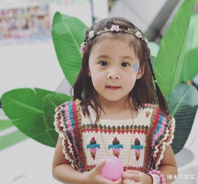 修杰楷掌镜为俩女儿拍照，呆萌波妞惹人爱，7岁咘咘是真漂亮