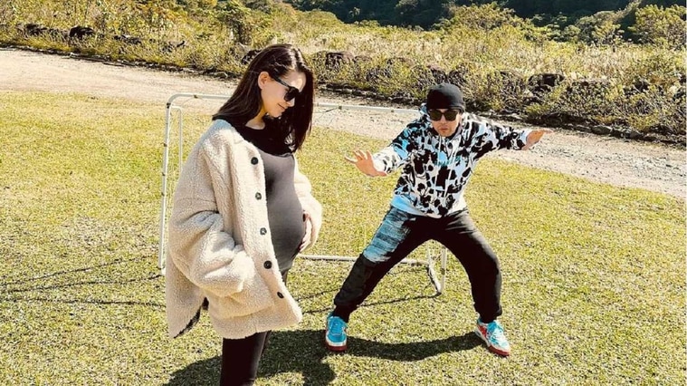 周杰伦全家出游，助理检查路人手机禁止拍照，网友建议当事人报警