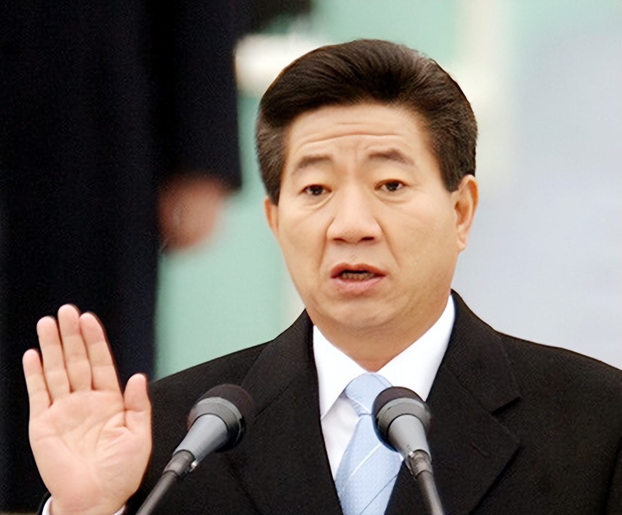 央视主持人陈伟鸿：55岁依然儒雅知性，一儿一女让人很羡慕