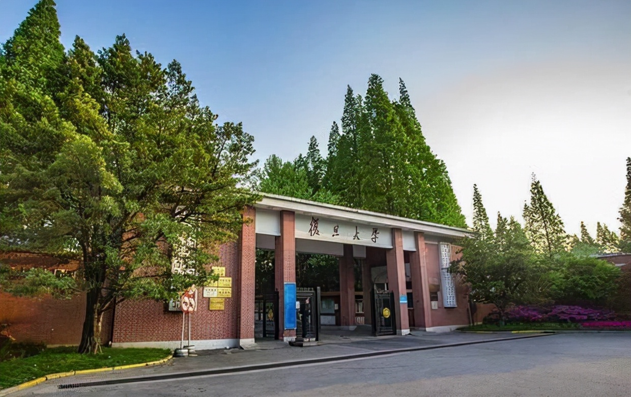 985院校每年在川共招收多少人？招生最多和最少的高校是哪些？