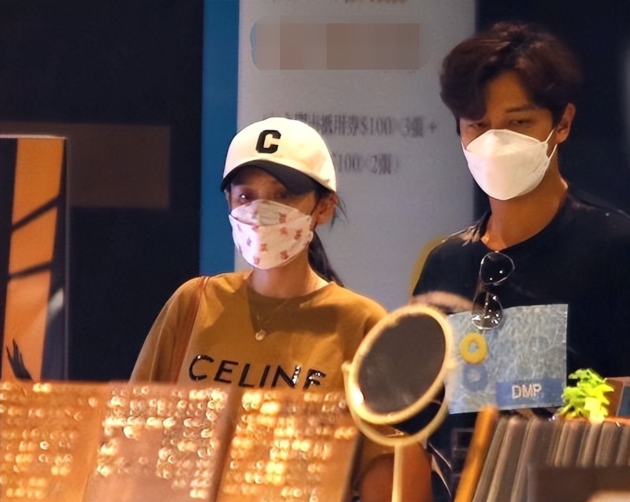 43岁陈乔恩与老公牵手逛街，十指相扣好恩爱，身材妙曼似少女