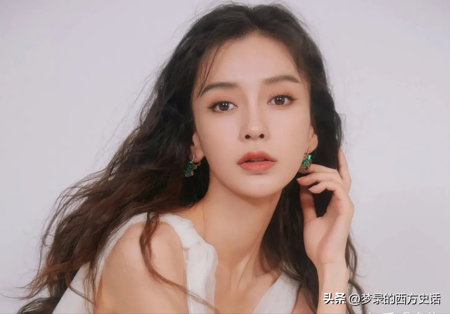 上半身貌美如花，下半身歪七八扭，这9位女星镜头前后反差好大