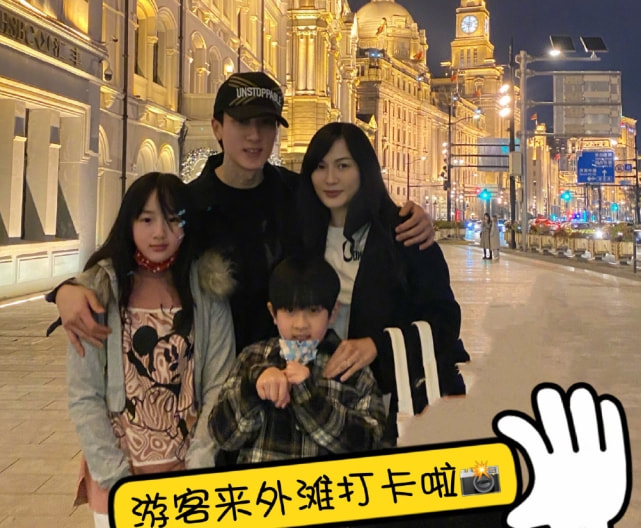 吴尊携儿女拍封面，女儿身高优越颜值高，儿子穿大人衣服略显违和
