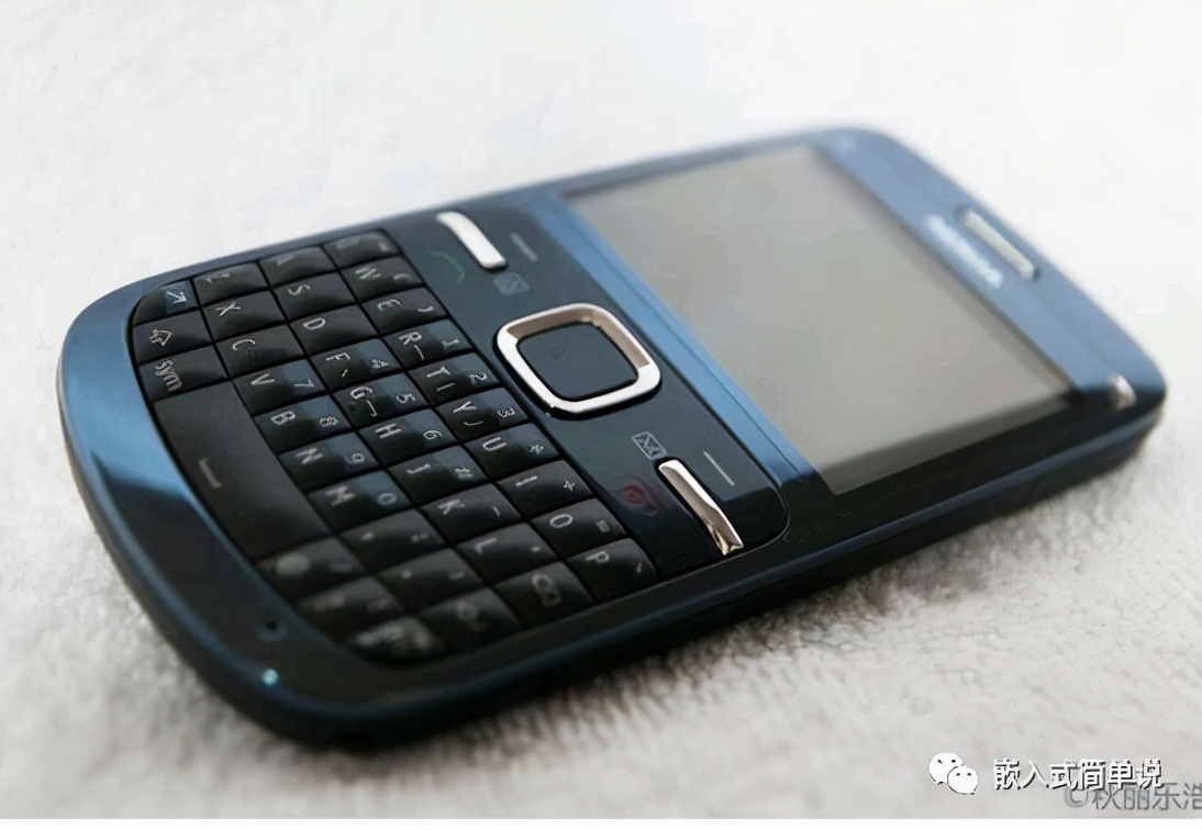 2010年6月,诺基亚又推出了一款设计非常独特的x系列中端机 nokia x5