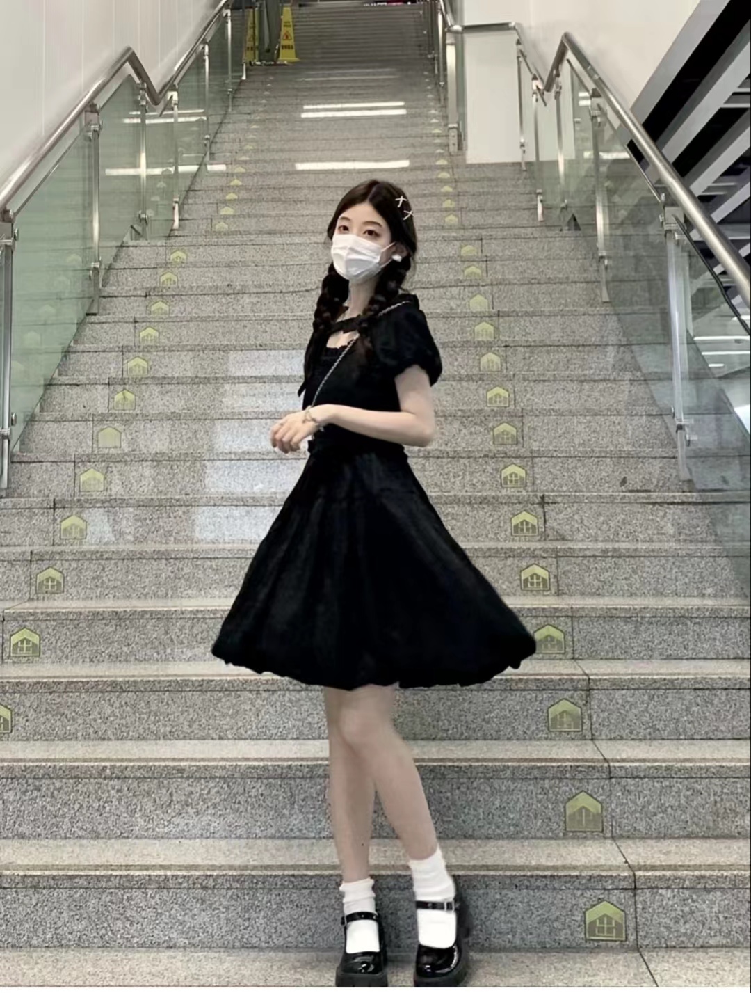 黑裙子搭配什么颜色的鞋子好看(黑色裙子搭配什么颜色的鞋子好看)