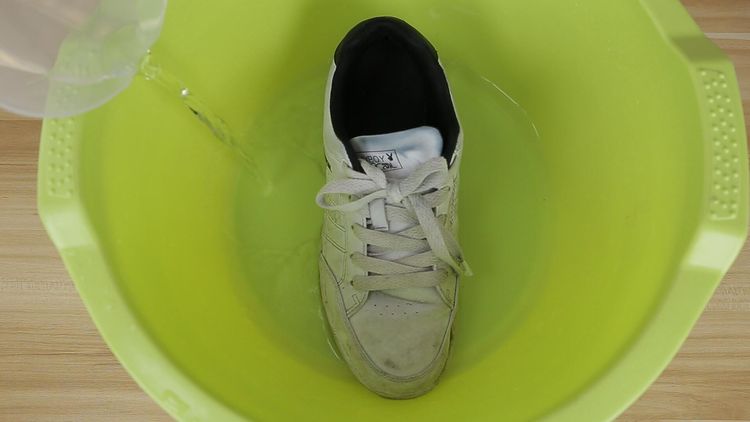 鞋子氧化发黄怎么处理 鞋子氧化发黄怎么变白最有效方法
