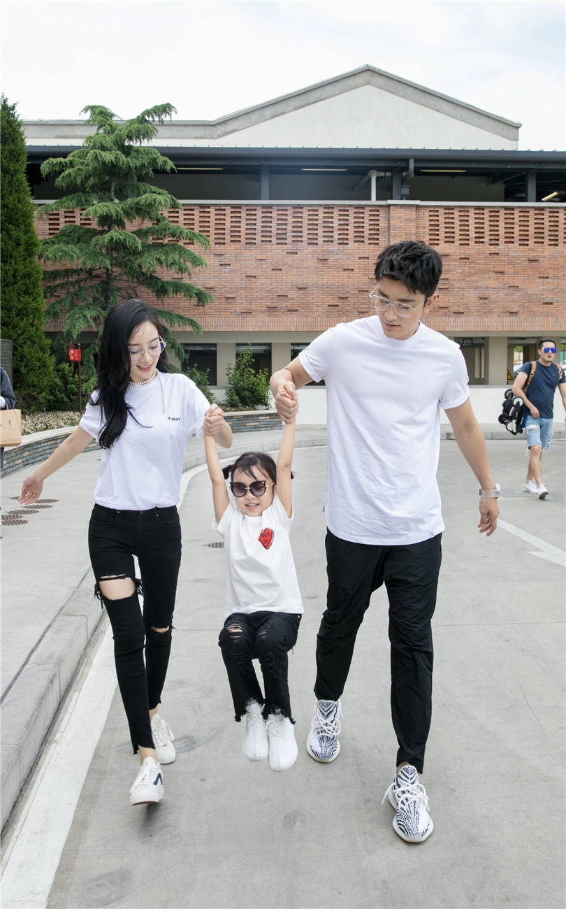 贾乃亮李小璐520相互表白?男方玫瑰花瓣比心,女方示爱更直接