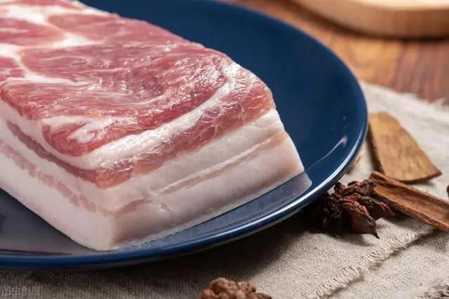 猪前腿上面的肉和五花肉哪个好(猪身上最好吃的肉排行榜，五花肉倒数第一，前腿肉第二)