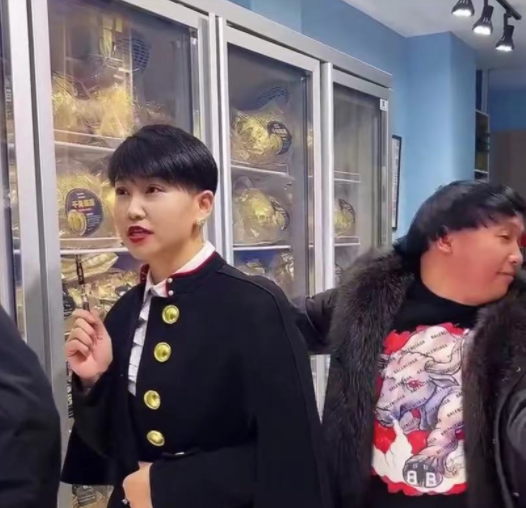 杨树林老婆胖丫被曝生二胎，抱婴儿母爱满满，出狱后靠卖水果维生