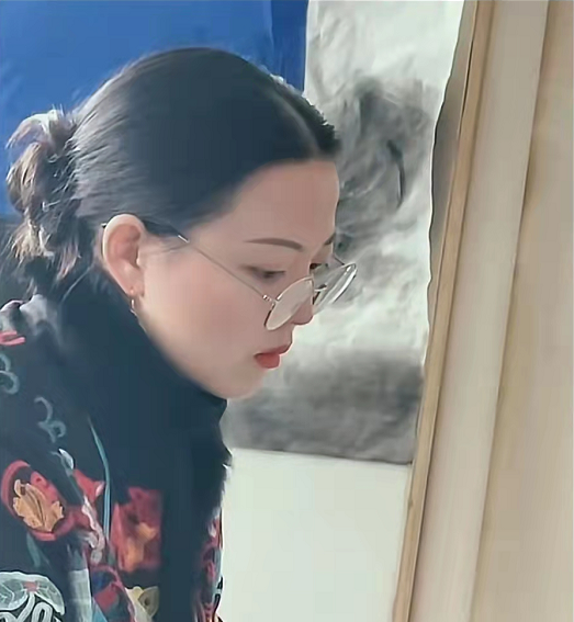 大学美术老师有多精致？眉目如画气质动人，网友：谁的DNA动了？