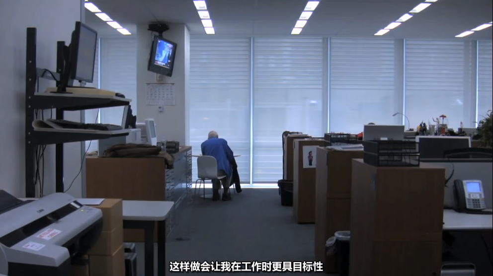 老头看到黑丝狂拍，却没人敢白眼！被封街拍之神的他，名震时尚圈