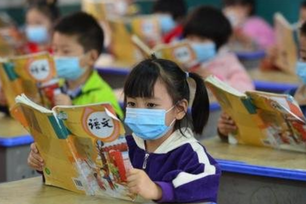 各国“校服”大比拼，俄罗斯校服像服务员，中国校服“最顺眼”