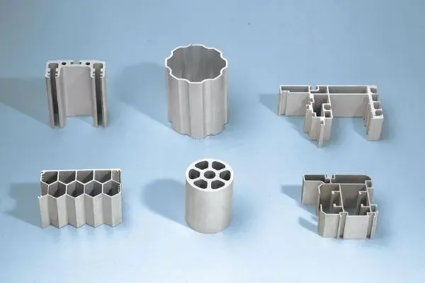 铝是一种电负性金属，其电极电位为-0.5～-3V，99.99%纯度的铝在5.3%
