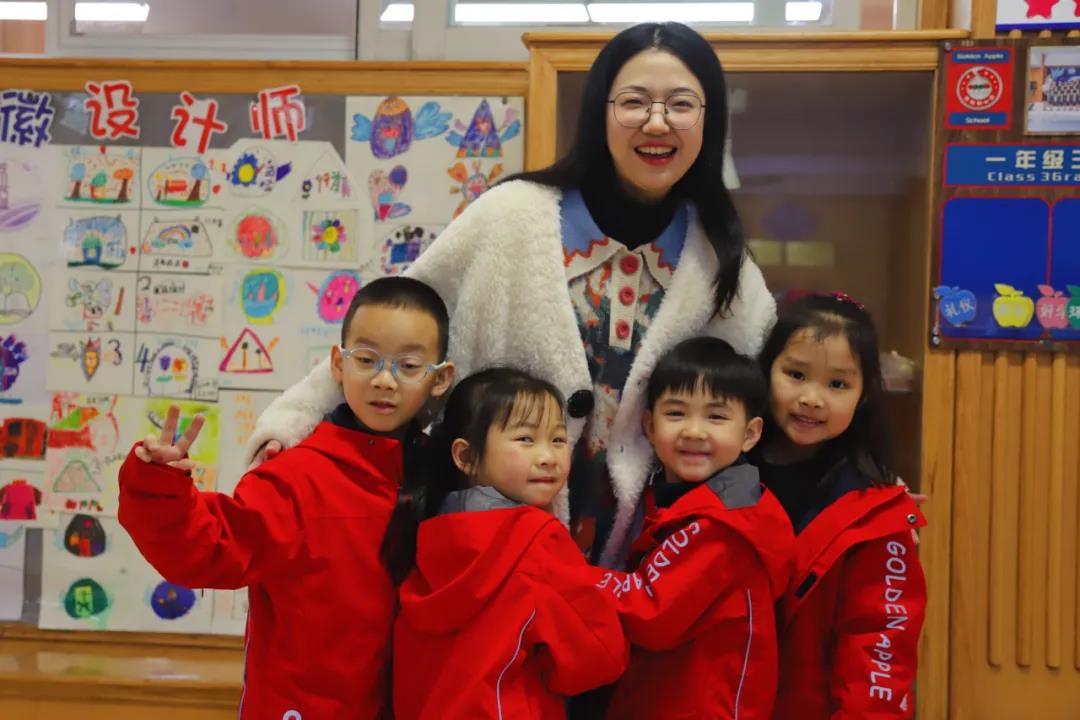 偶像谷爱凌、挑战擦皮鞋、一起向未来！成都开学第一天，太会玩了