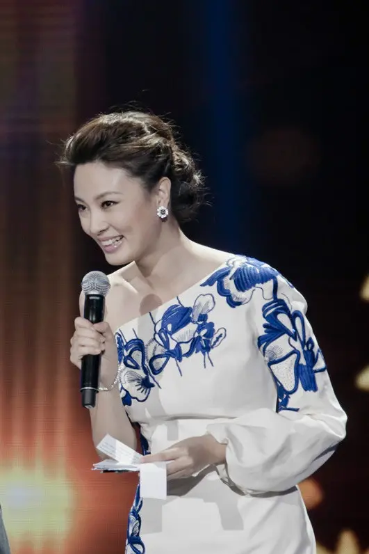 放弃央视“铁饭碗”，主持人半路转行，这5位明星如今后悔了吗？