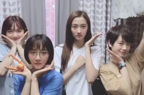 女大学生第一次约会很激动，室友帮忙梳妆打扮，评论区满是嘲讽