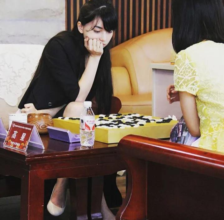 中澳混血最美棋手黑嘉嘉,台上冷脸台下激萌捕获一众日本粉丝