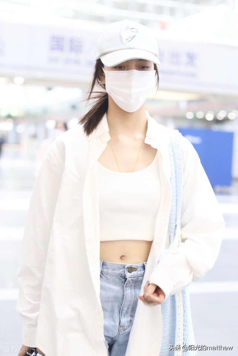 宋妍霏白色外套牛仔裤现身机场，秀马甲线身材好