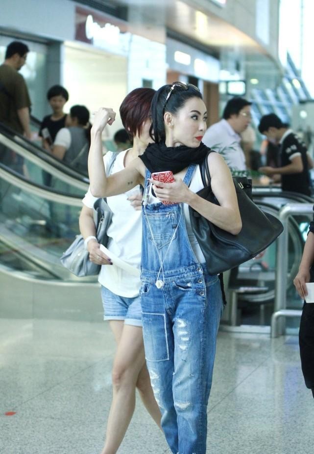 张柏芝的日常穿搭很独特，甜酷的感觉不像中年人，时髦还炫酷